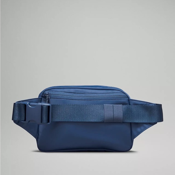 LULULEMON | ✨NEW✨ Everywhere Belt Bag Large 2L in Pitch Blue - Picture 3 of 7